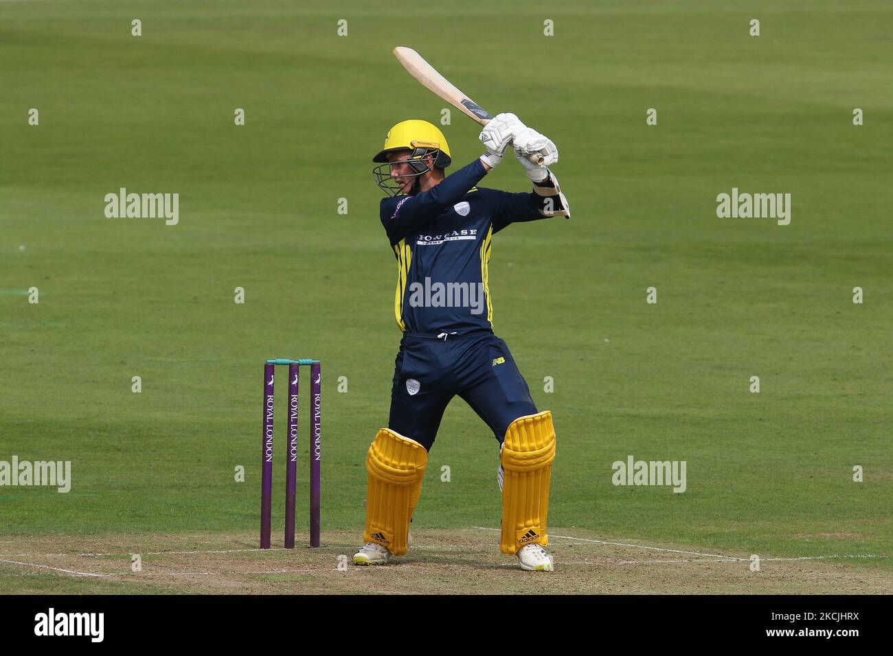 Felix Organ of Hampshire schlägt während des Royal London One Day Cup-Spiels zwischen dem Durham County Cricket Club und dem Hampshire County Cricket Club in Emirates Riverside, Chester le Street, am Donnerstag, den 12.. August 2021. (Foto von will Matthews/MI News/NurPhoto) Stockfoto