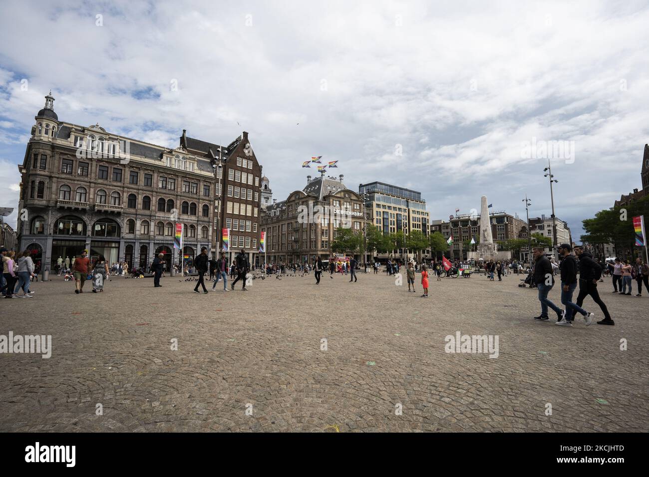 Blick auf den Dam-Platz in Amsterdam, Niederlande, am 6. August 2021. Seine bemerkenswerten Gebäude und seine häufigen Veranstaltungen machen es zu einem der bekanntesten und wichtigsten Orte der Stadt (Foto von Oscar Gonzalez/NurPhoto) Stockfoto
