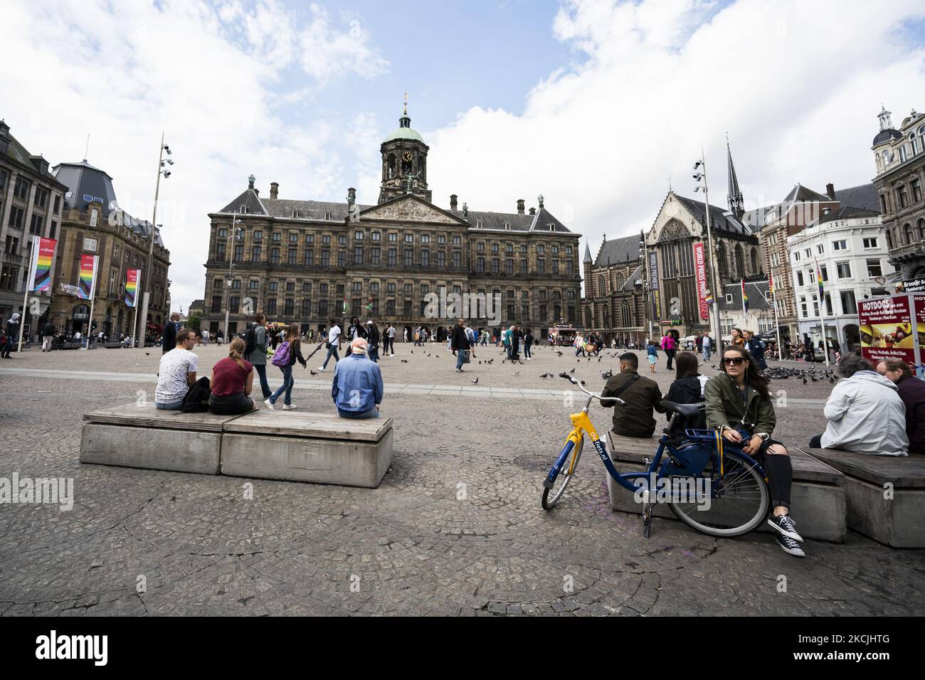 Blick auf den Königspalast am Dam-Platz in Amsterdam, Niederlande, am 6. August 2021. Seine bemerkenswerten Gebäude und seine häufigen Veranstaltungen machen es zu einem der bekanntesten und wichtigsten Orte der Stadt (Foto von Oscar Gonzalez/NurPhoto) Stockfoto