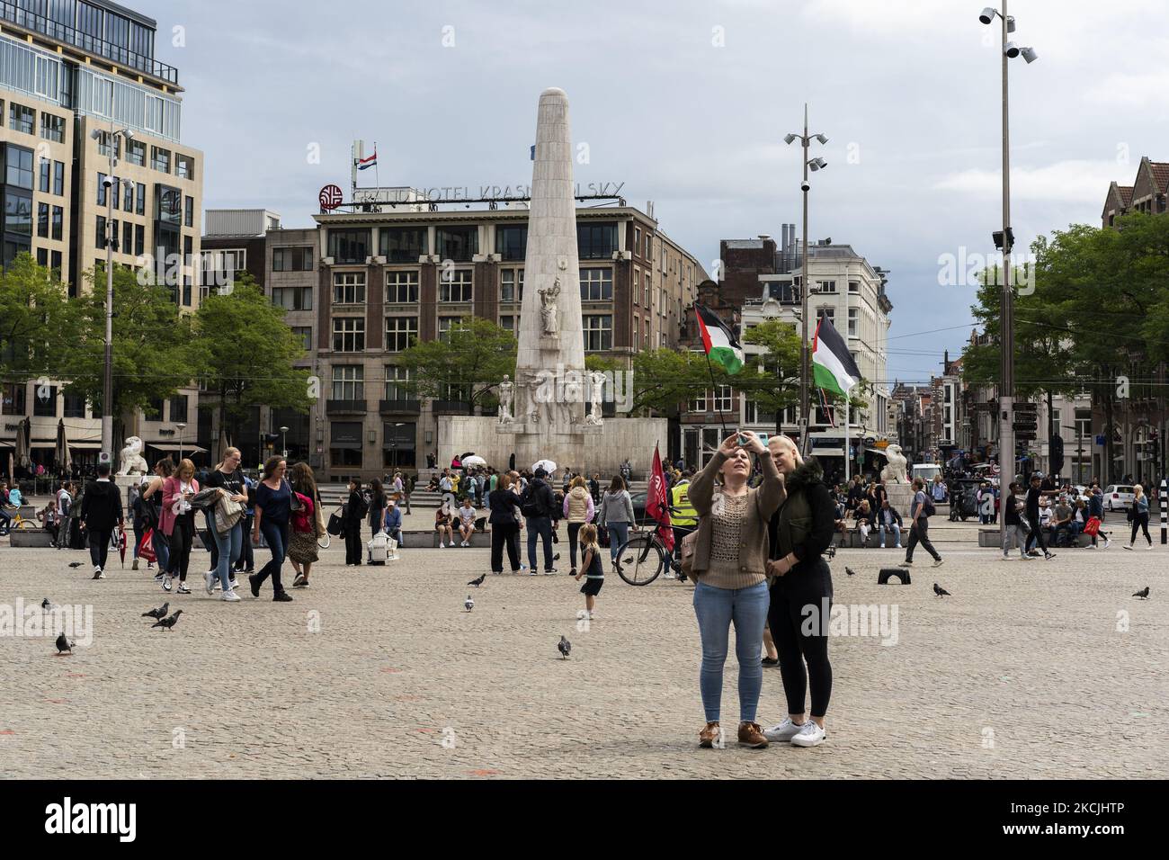 Sehen Sie sich das Nationaldenkmal am Dam-Platz in Amsterdam, Niederlande, am 6. August 2021 an. Seine bemerkenswerten Gebäude und seine häufigen Veranstaltungen machen es zu einem der bekanntesten und wichtigsten Orte der Stadt (Foto von Oscar Gonzalez/NurPhoto) Stockfoto