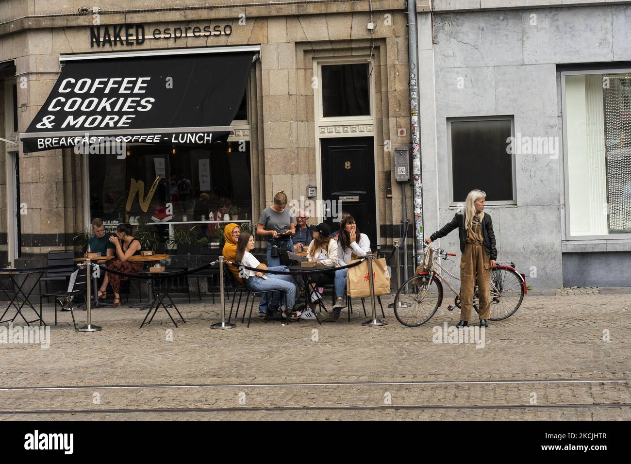Blick auf den Dam-Platz in Amsterdam, Niederlande, am 6. August 2021. Seine bemerkenswerten Gebäude und seine häufigen Veranstaltungen machen es zu einem der bekanntesten und wichtigsten Orte der Stadt (Foto von Oscar Gonzalez/NurPhoto) Stockfoto