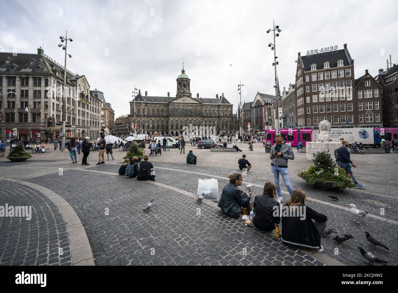 Blick auf den Königspalast am Dam-Platz in Amsterdam, Niederlande, am 6. August 2021. Seine bemerkenswerten Gebäude und seine häufigen Veranstaltungen machen es zu einem der bekanntesten und wichtigsten Orte der Stadt (Foto von Oscar Gonzalez/NurPhoto) Stockfoto