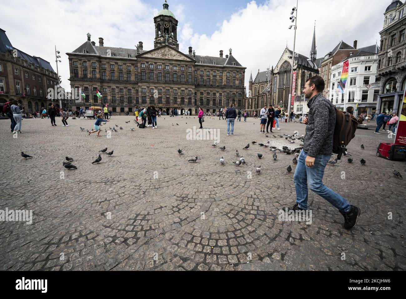 Blick auf den Königspalast am Dam-Platz in Amsterdam, Niederlande, am 6. August 2021. Seine bemerkenswerten Gebäude und seine häufigen Veranstaltungen machen es zu einem der bekanntesten und wichtigsten Orte der Stadt (Foto von Oscar Gonzalez/NurPhoto) Stockfoto
