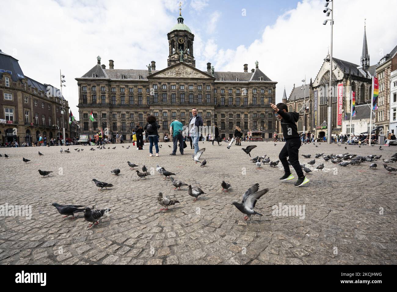 Blick auf den Königspalast am Dam-Platz in Amsterdam, Niederlande, am 6. August 2021. Seine bemerkenswerten Gebäude und seine häufigen Veranstaltungen machen es zu einem der bekanntesten und wichtigsten Orte der Stadt (Foto von Oscar Gonzalez/NurPhoto) Stockfoto