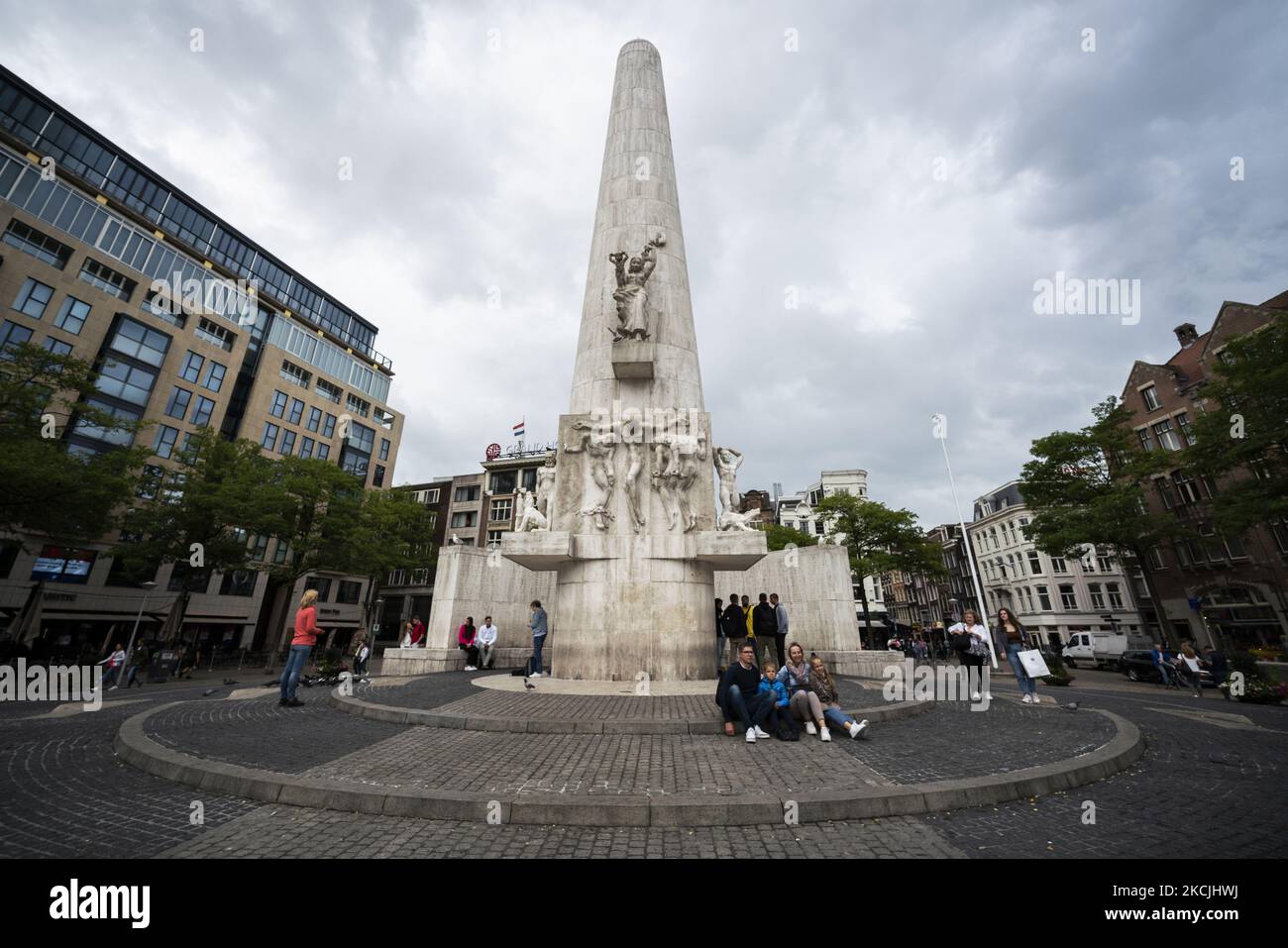 Sehen Sie sich das Nationaldenkmal am Dam-Platz in Amsterdam, Niederlande, am 6. August 2021 an. Seine bemerkenswerten Gebäude und seine häufigen Veranstaltungen machen es zu einem der bekanntesten und wichtigsten Orte der Stadt (Foto von Oscar Gonzalez/NurPhoto) Stockfoto