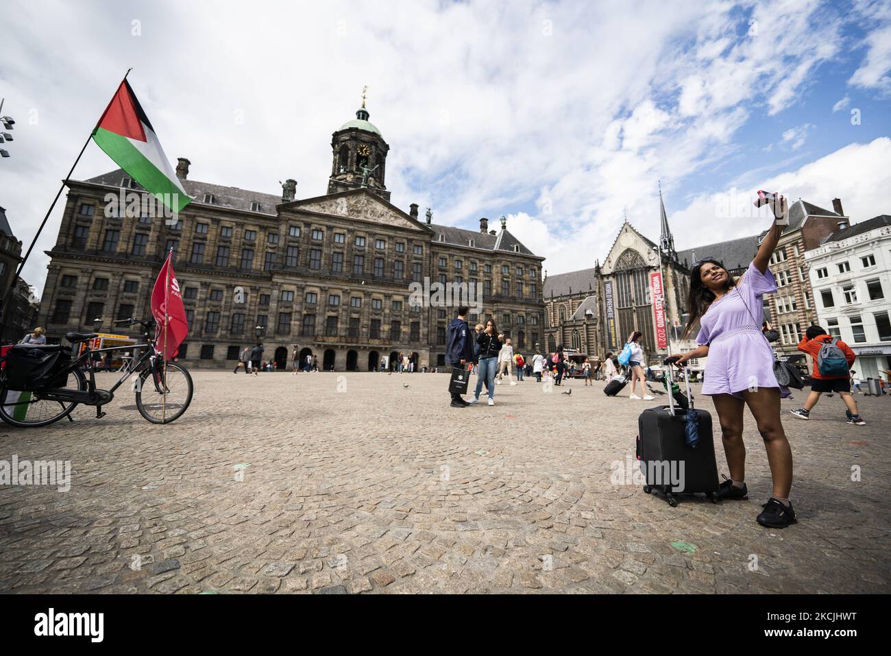 Blick auf den Königspalast am Dam-Platz in Amsterdam, Niederlande, am 6. August 2021. Seine bemerkenswerten Gebäude und seine häufigen Veranstaltungen machen es zu einem der bekanntesten und wichtigsten Orte der Stadt (Foto von Oscar Gonzalez/NurPhoto) Stockfoto