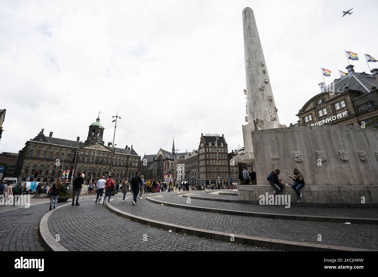 Sehen Sie sich das Nationaldenkmal am Dam-Platz in Amsterdam, Niederlande, am 6. August 2021 an. Seine bemerkenswerten Gebäude und seine häufigen Veranstaltungen machen es zu einem der bekanntesten und wichtigsten Orte der Stadt (Foto von Oscar Gonzalez/NurPhoto) Stockfoto