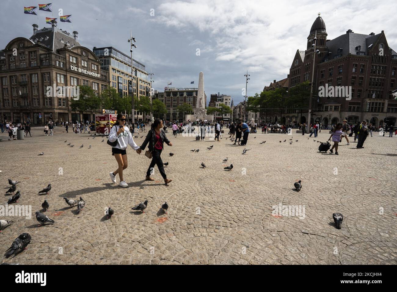 Blick auf den Dam-Platz in Amsterdam, Niederlande, am 6. August 2021. Seine bemerkenswerten Gebäude und seine häufigen Veranstaltungen machen es zu einem der bekanntesten und wichtigsten Orte der Stadt (Foto von Oscar Gonzalez/NurPhoto) Stockfoto
