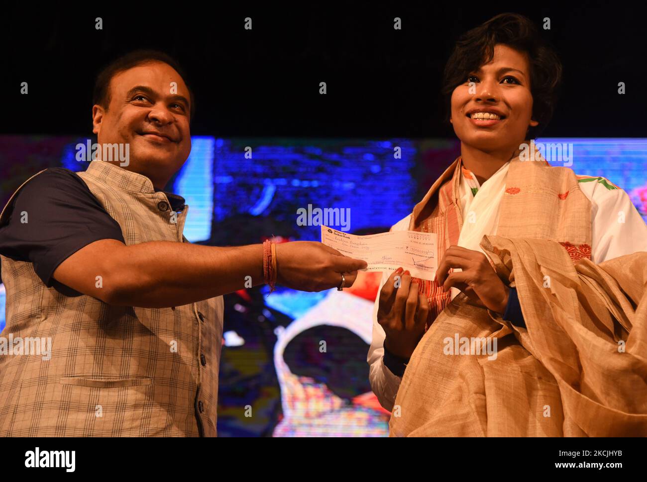 Assam-Chefministerin Dr. Himanta Biswa Sarma übergab der Bronzemedaillengewinnerin der Olympischen Spiele in Tokio, Boxerin Lovlina Borgohain, am 12. August 2021 während einer Funktion im Srimanta Sankardev Kalakshetra Auditorium in Guwahati, Indien, einen Scheck über 10 Millionen indische Rupien. Lovlina Borgohain von Assam ist Olympia-Bronzemedaillengewinnerin im Boxing in Tokio 2020. (Foto von David Talukdar/NurPhoto) Stockfoto