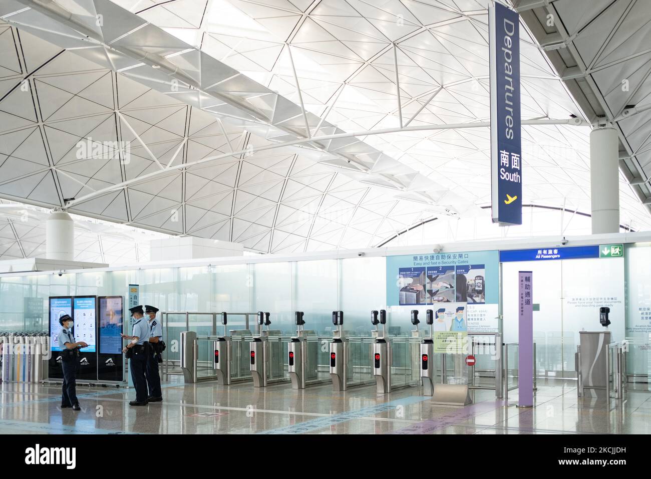Polizeibeamte sind am Flughafen stationiert. Am 4. August 2021 in Hongkong, China. Die jüngsten sozialen Rahmenbedingungen und politischen Veränderungen in Hongkong haben zu einer Einwanderungswelle geführt. Der junge Mann aus Hongkong, Tao, nutzte das Studium im Ausland als Vorwand, um einen anderen Ausweg zu finden, um das sich verschlechternde Hongkong zu verlassen. (Foto von Leung man Hei/NurPhoto) Stockfoto