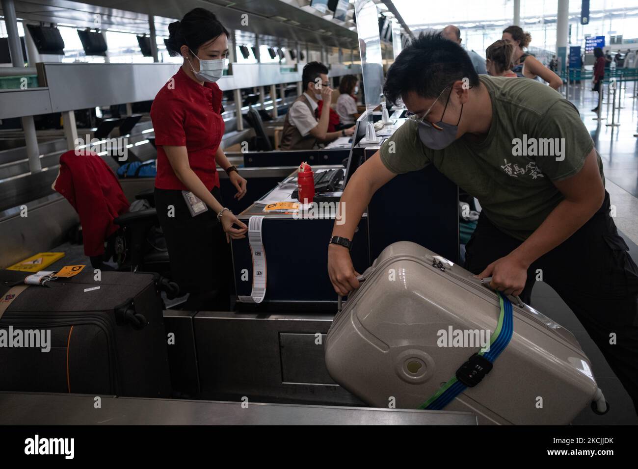Tao hat Gepäck gelagert. Am 4. August 2021 in Hongkong, China. Die jüngsten sozialen Rahmenbedingungen und politischen Veränderungen in Hongkong haben zu einer Einwanderungswelle geführt. Der junge Mann aus Hongkong, Tao, nutzte das Studium im Ausland als Vorwand, um einen anderen Ausweg zu finden, um das sich verschlechternde Hongkong zu verlassen. (Foto von Leung man Hei/NurPhoto) Stockfoto