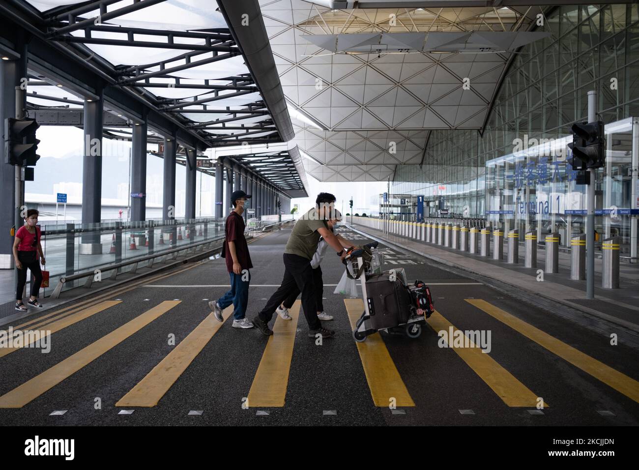 Tao schob sein Gepäck in den Flughafen. Am 4. August 2021 in Hongkong, China. Die jüngsten sozialen Rahmenbedingungen und politischen Veränderungen in Hongkong haben zu einer Einwanderungswelle geführt. Der junge Mann aus Hongkong, Tao, nutzte das Studium im Ausland als Vorwand, um einen anderen Ausweg zu finden, um das sich verschlechternde Hongkong zu verlassen. (Foto von Leung man Hei/NurPhoto) Stockfoto