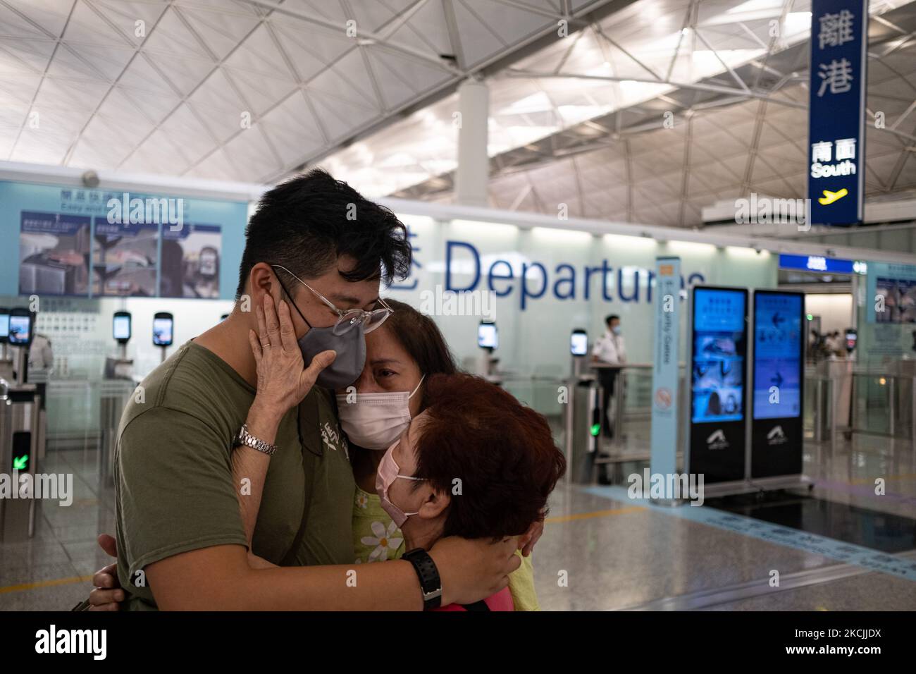 Bevor er in das Flugzeug einsteigen kann, umarmt Tao seine Familie. Am 4. August 2021 in Hongkong, China. Die jüngsten sozialen Rahmenbedingungen und politischen Veränderungen in Hongkong haben zu einer Einwanderungswelle geführt. Der junge Mann aus Hongkong, Tao, nutzte das Studium im Ausland als Vorwand, um einen anderen Ausweg zu finden, um das sich verschlechternde Hongkong zu verlassen. (Foto von Leung man Hei/NurPhoto) Stockfoto