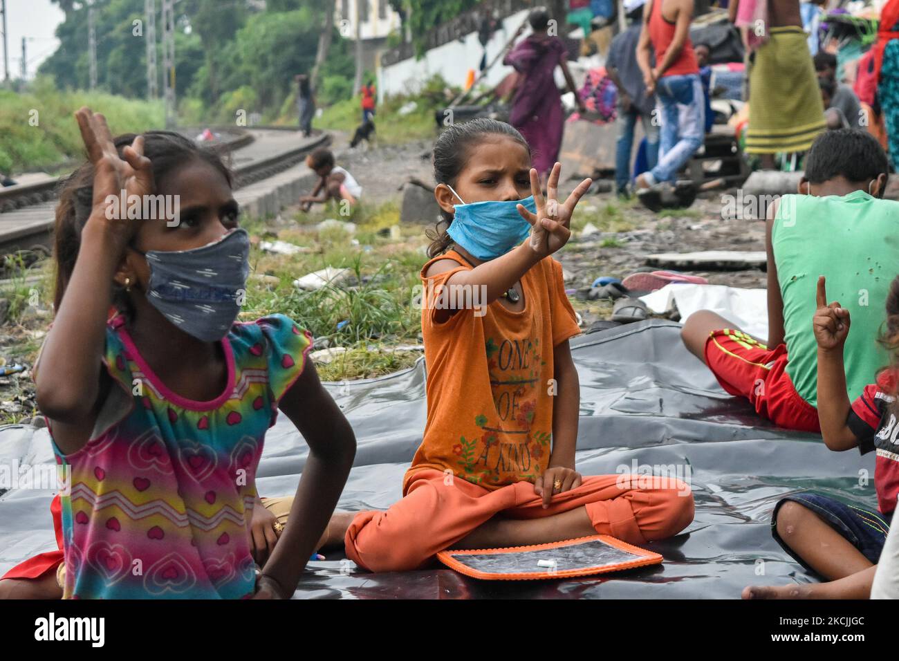 Studenten, die eine spezielle Klasse, die von South-West Traffic Guard organisiert wurde, um kostenlose Bildung für Kinder mit Wohnsitz in Slum Gebieten bieten , in Kalkutta , Indien , am 13. August 2021 . Eine spezielle Klasse wurde von der südwestlichen Verkehrswache für Studenten aus Slums im Süden von Kalkutta organisiert, die keine Online-Kurse oder -Schulungen in Anspruch nehmen können, da alle Schulen wegen der Pandemie geschlossen bleiben. (Foto von Debarchan Chatterjee/NurPhoto) Stockfoto