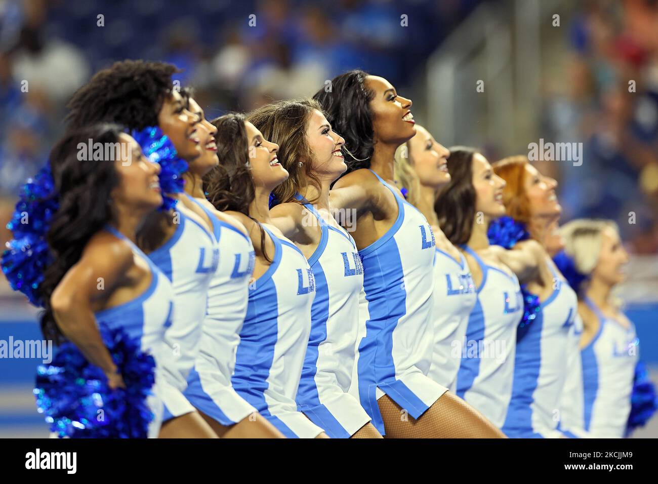 Die Cheerleader der Detroit Lions treten in der ersten Hälfte eines Fußballspiels der NFL-Vorsaison zwischen den Detroit Lions und den Buffalo Bills in Detroit, Michigan, USA, am Freitag, den 13. August 2021, zwischen den Quartalen auf. (Foto von Amy Lemus/NurPhoto) Stockfoto