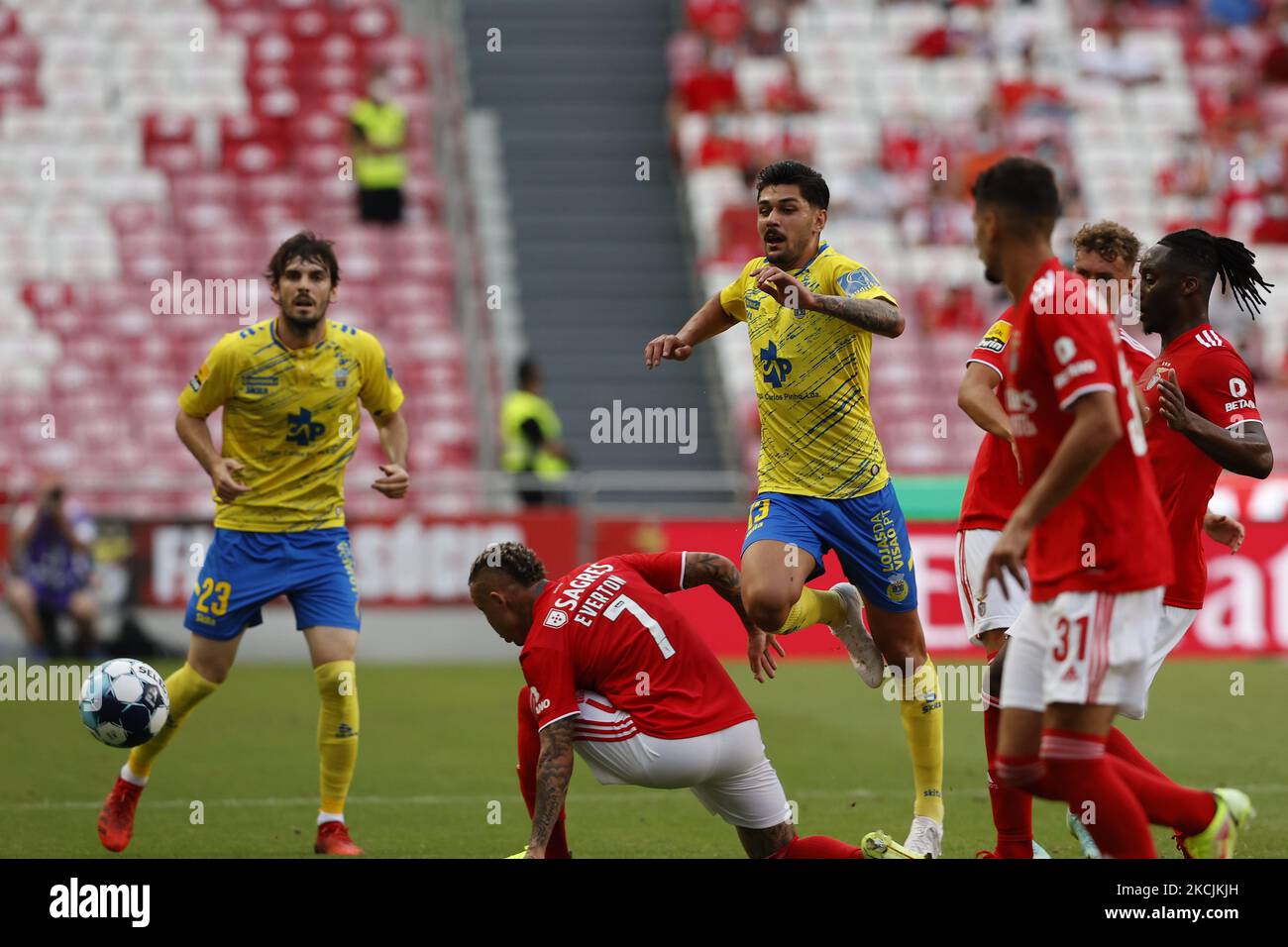 Joao Basso versucht, den Ball während des Spiels um Liga BWIN zwischen SL Benfica und Arouca FC zu erreichen, in Estádio da Luz, Lissabon, Portugal, 14. August, 2021 (Foto von João Rico/NurPhoto) Stockfoto