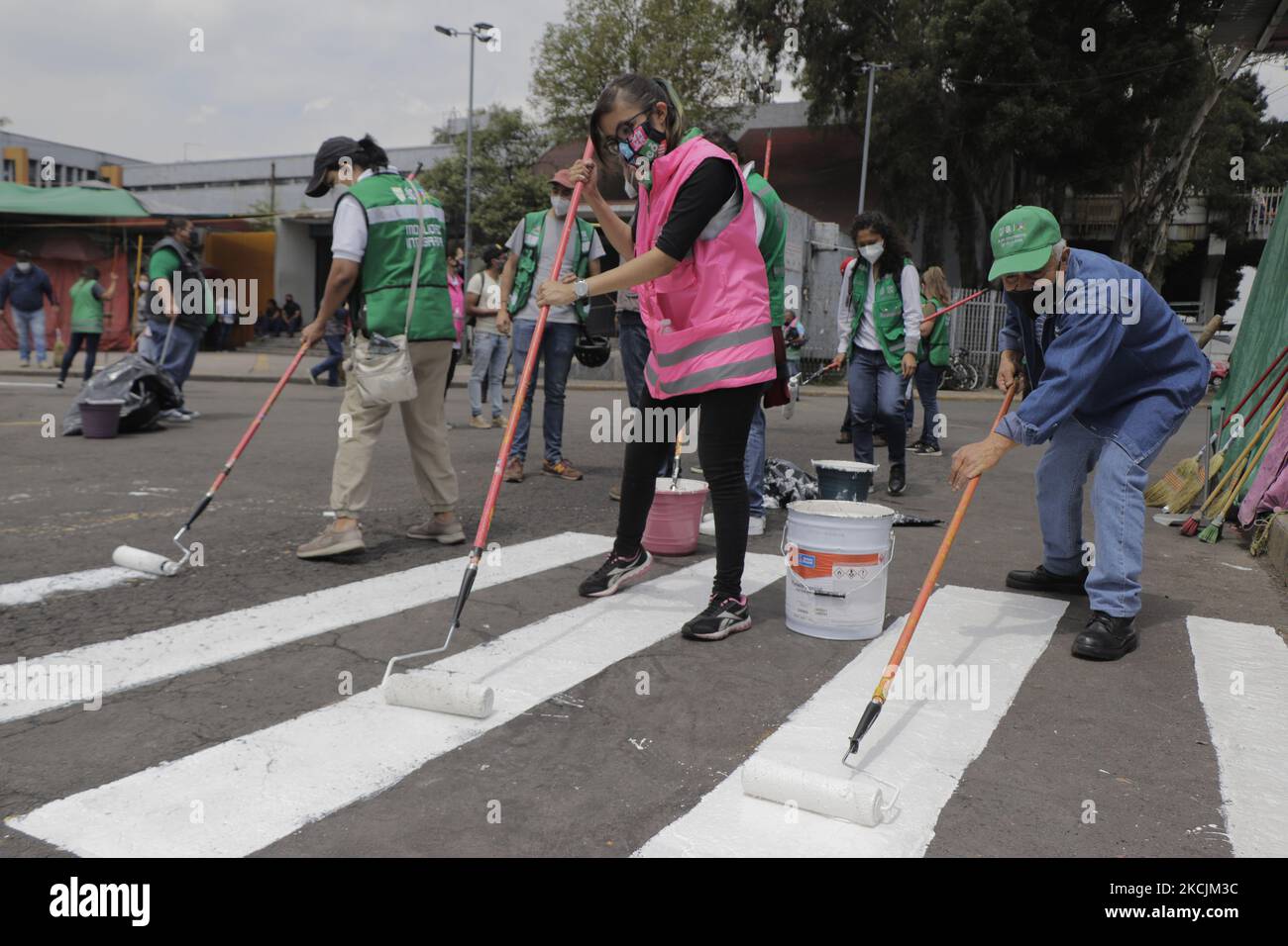 Während der gesundheitlichen Notlage aufgrund von COVID-19 und der roten epidemiologischen Ampel in der Hauptstadt führten Mitarbeiter des mexikanischen MobilitätsSekretariats vor dem Bahnhof Taxqueña des Metro Collective Transport Systems eine Straßenmarkierung durch. (Foto von Gerardo Vieyra/NurPhoto) Stockfoto