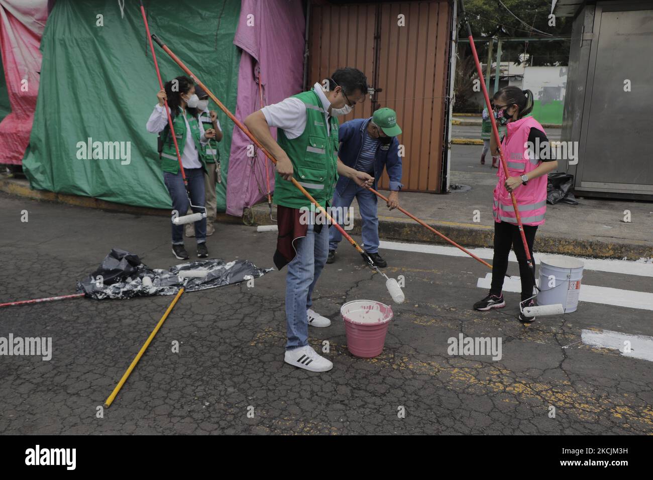 Während der gesundheitlichen Notlage aufgrund von COVID-19 und der roten epidemiologischen Ampel in der Hauptstadt führten Mitarbeiter des mexikanischen MobilitätsSekretariats vor dem Bahnhof Taxqueña des Metro Collective Transport Systems eine Straßenmarkierung durch. (Foto von Gerardo Vieyra/NurPhoto) Stockfoto