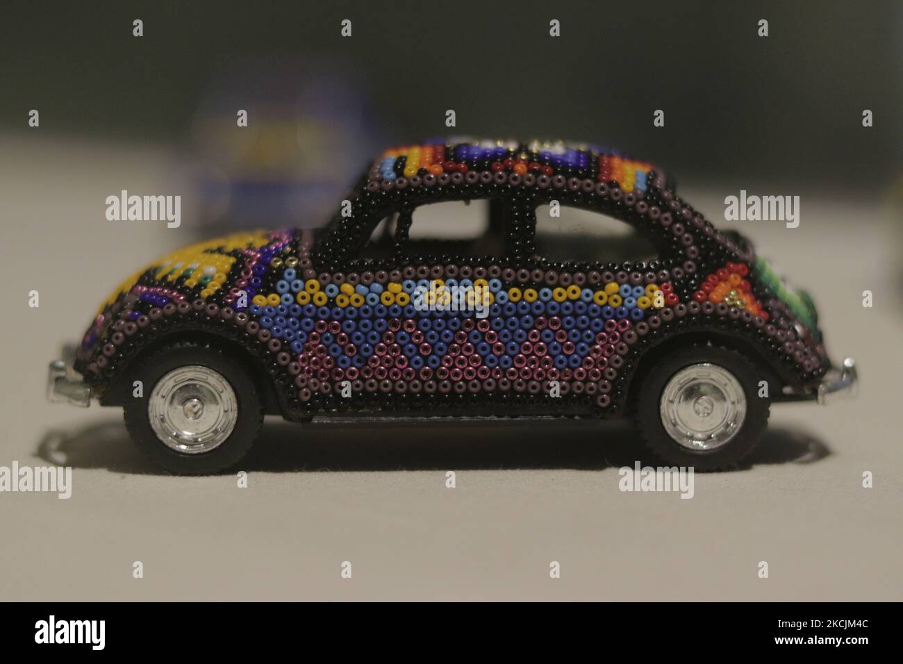 Huichol Kunst im Maßstab Volkswagen Auto während der Eröffnung der Ausstellung La piel de la escritura; la trama en los textiles Indígenas, in der Espacio Alternativo Gallery in Mexiko-Stadt anlässlich des Gedenkens an 500 Jahre indigenen Widerstand und spanische Invasion in Mexiko. (Foto von Gerardo Vieyra/NurPhoto) Stockfoto