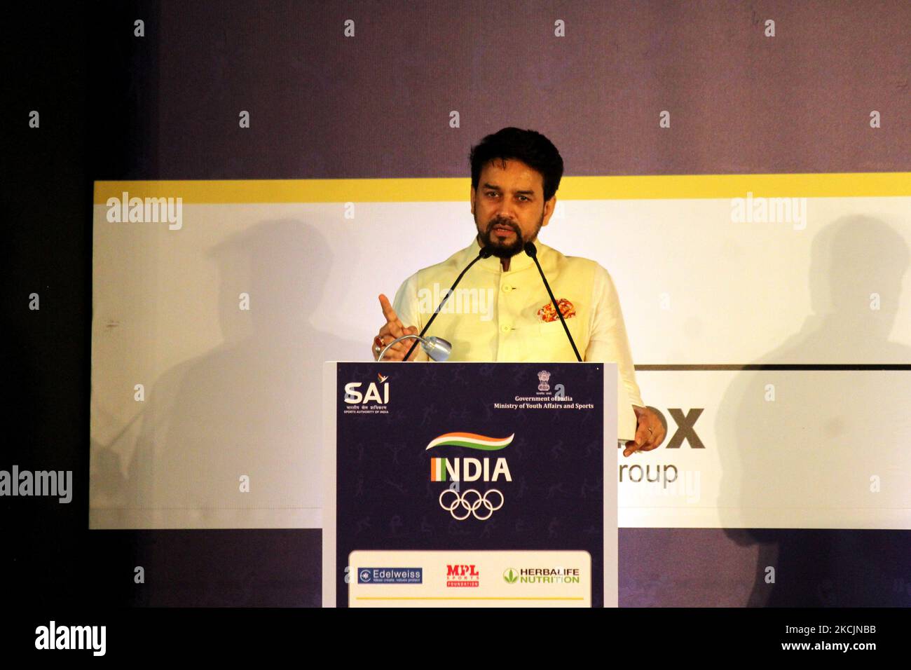 Der Minister für Sport und Jugend der Union, Anurag Thakur, spricht während der von der Indian Olympic Association (IOA) organisierten Zeremonie für Athleten, die an den Olympischen Spielen 2020 in Tokio teilgenommen haben, am 15. August 2021 in Neu-Delhi, Indien. (Foto von Mayank Makhija/NurPhoto) Stockfoto