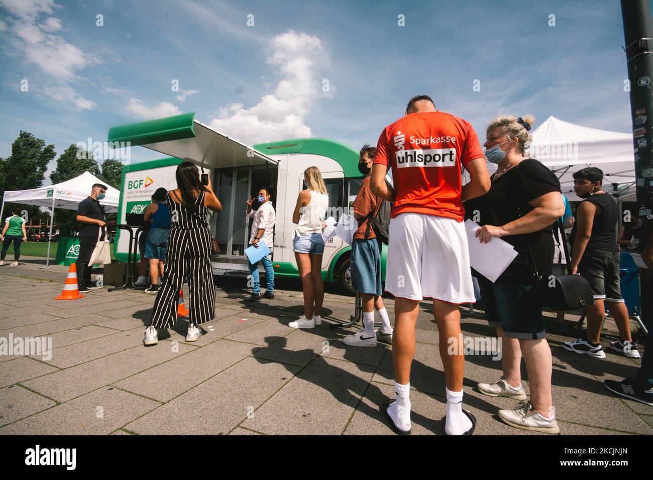 Am 15. August 2021 warten die Menschen vor dem Rhein-Energy-Stadion in Köln auf die Impfung, da bis Ende August im Stadion nur geimpfte Personen das Stadion betreten dürfen (Foto: Ying Tang/NurPhoto) Stockfoto
