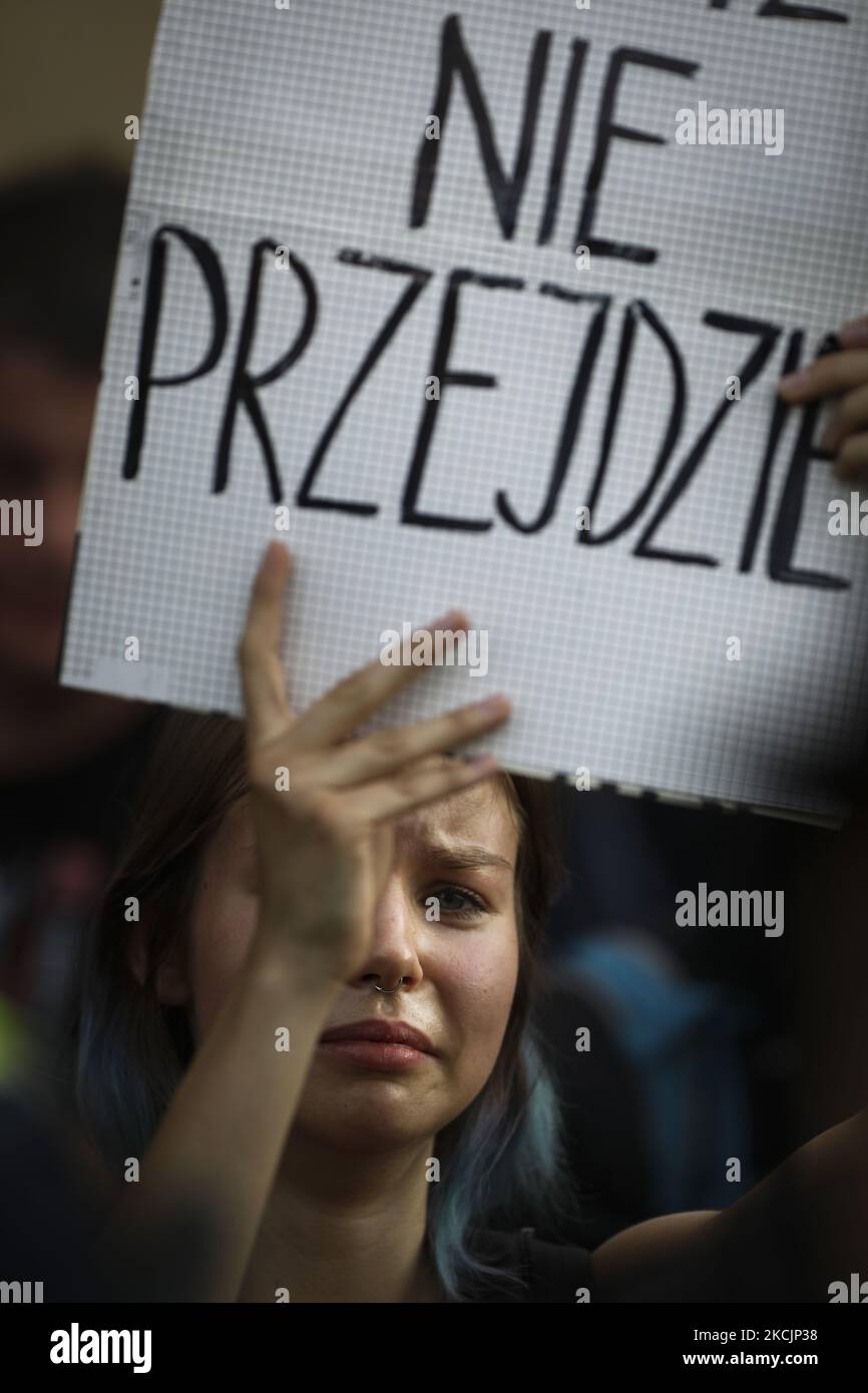 Während eines nationalistischen marsches am 15. August 2021 in Warschau, Polen, wird ein Gegendemonstrator gesehen, während er von der Polizei umgeben ist. Am 101.. Jahrestag des „Wunders an der Weichsel“, einem Nationalfeiertag in Polen, an dem der Sieg über die bolschewistische Bewegung nach Westeuropa zeitgleich mit der Himmelfahrt der Jungfrau Maria gefeiert wurde, fand ein marsch statt, der von der rechtsextremen ultranationalistischen All Polish Youth mit rund 100 Menschen organisiert wurde. (Foto von STR/NurPhoto) Stockfoto