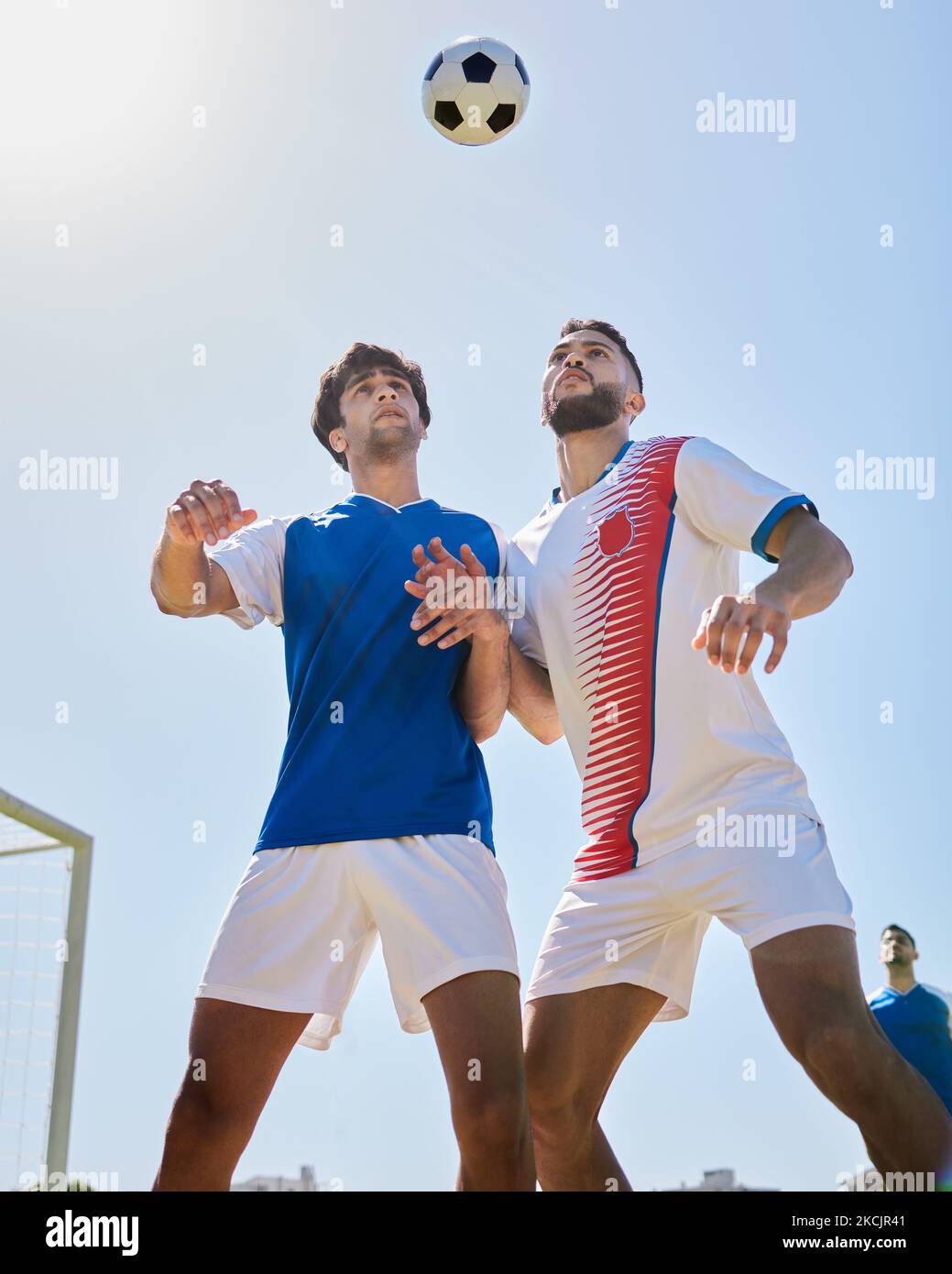 Sport, Fußball und Sportler, die einen Trick mit Ball auf einem Feld für ein Spiel, Training oder Übung. Fitness, Fußball und Männer spielen ein Spiel bei einem Stockfoto