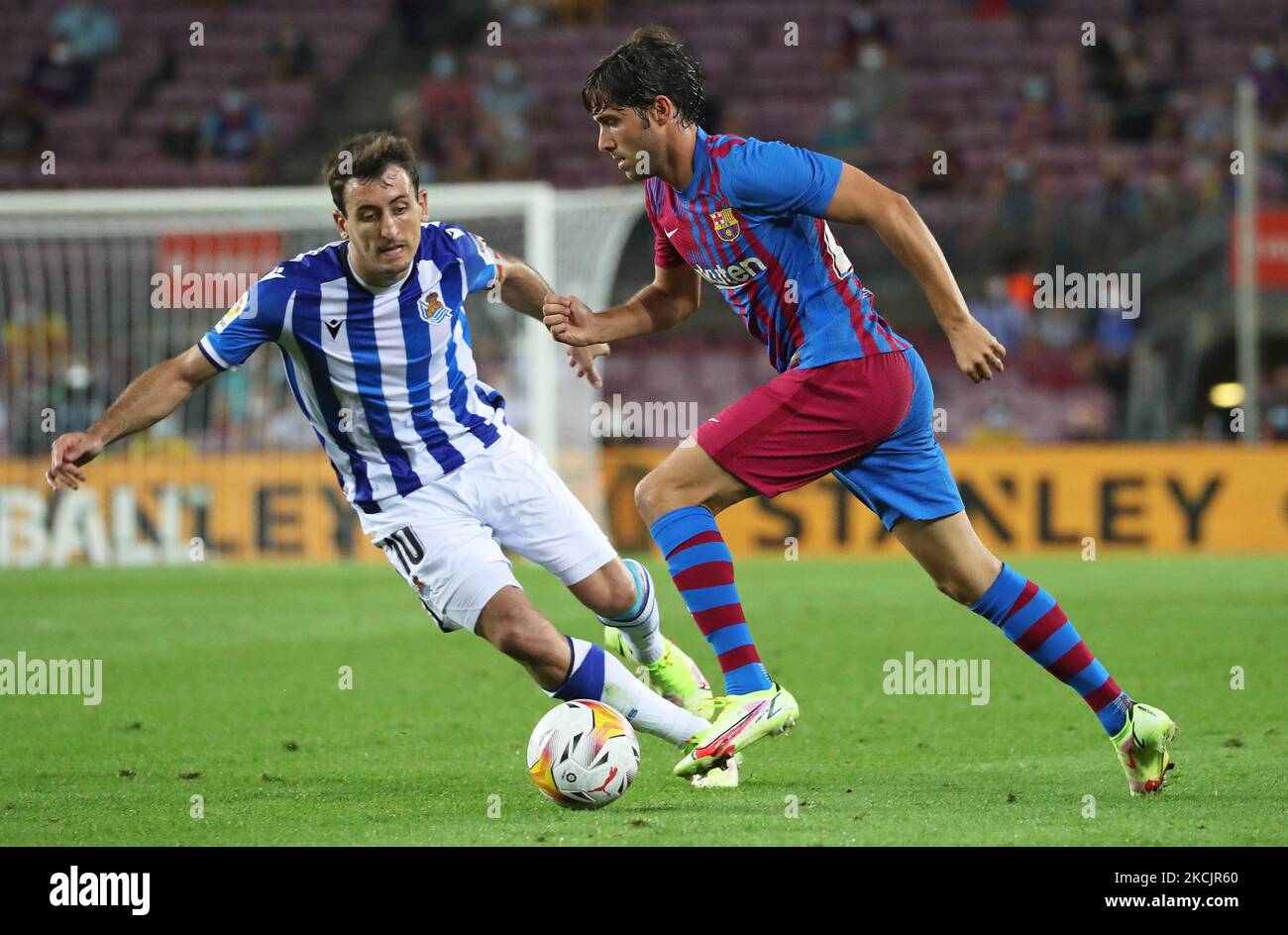 Mikel Oyarzabal und Sergi Roberto während des Spiels zwischen dem FC Barcelona und Real Sociedad de Futbol, entsprechend der Woche 1 der Liga Santander, gespielt im Camp Nou Stadium, am 15.. August 2021, in Barcelona, Spanien. -- (Foto von Urbanandsport/NurPhoto) Stockfoto