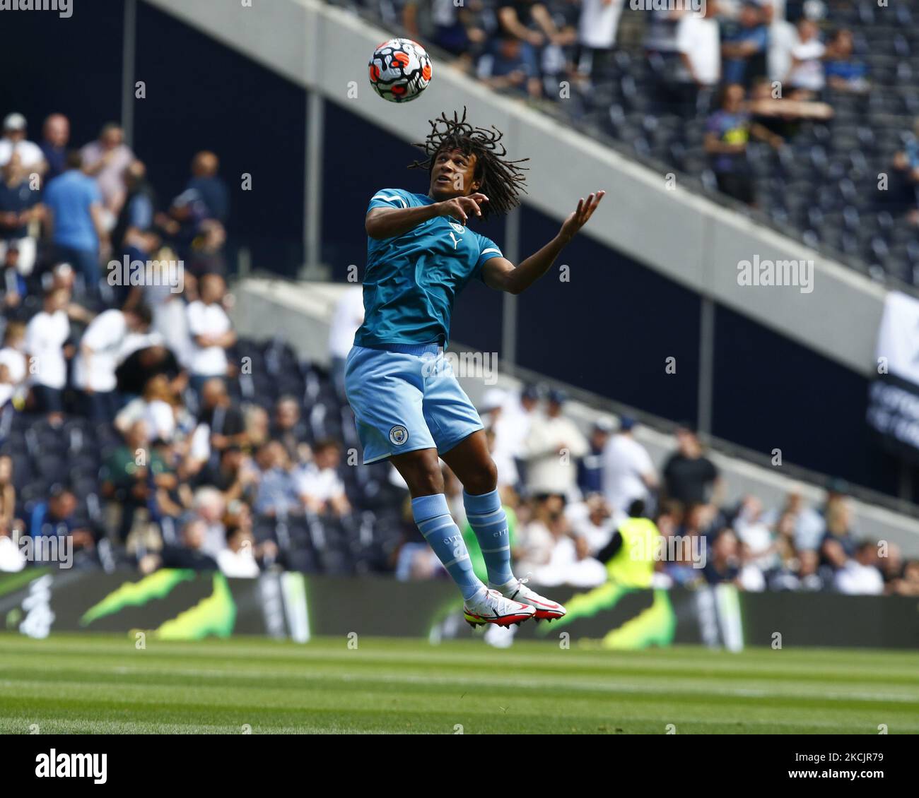 Nathan Ake von Manchester City während des Vorspielwarns während der Premier League zwischen Tottenham Hotspur und Manchester City im Tottenham Hotspur-Stadion, London, England am 15.. August 2021 (Foto by Action Foto Sport/NurPhoto) Stockfoto