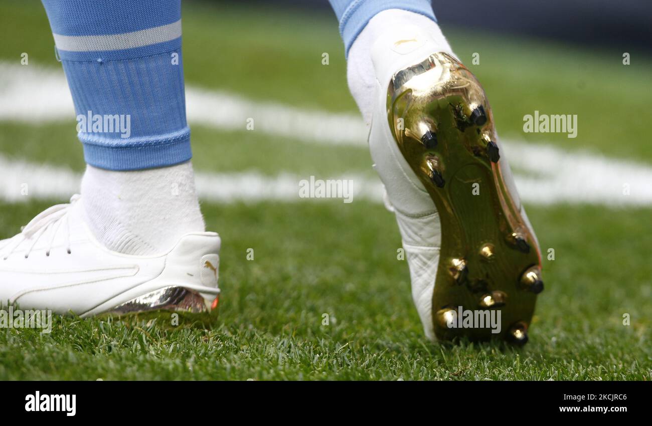 Oleksandr Zinchenko von Manchester City stottert während der Premier League zwischen Tottenham Hotspur und Manchester City am 15.. August 2021 im Tottenham Hotspur-Stadion in London, England, goldene Stollen (Foto by Action Foto Sport/NurPhoto) Stockfoto