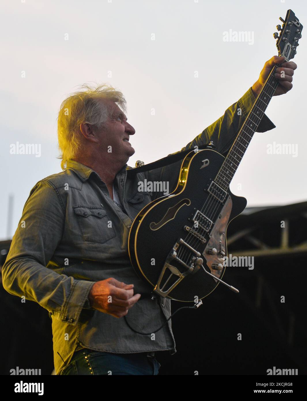 Der kanadische Musiker Tom Cochrane tritt während des Edmonton Rock Fest als Teil der Together Again-Serie auf der historischen Racetrack Infield auf den Edmonton Exhibition Lands (ehemals Northlands Park) in Edmonton auf. Am Samstag, den 14. August 2021, in Edmonton, Alberta, Kanada. (Foto von Artur Widak/NurPhoto) Stockfoto