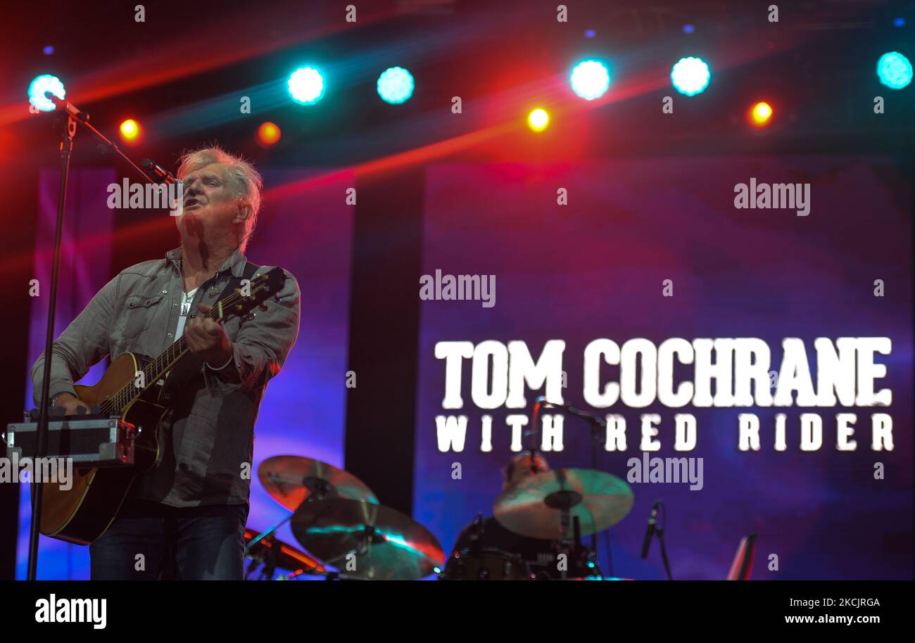 Der kanadische Musiker Tom Cochrane tritt während des Edmonton Rock Fest als Teil der Together Again-Serie auf der historischen Racetrack Infield auf den Edmonton Exhibition Lands (ehemals Northlands Park) in Edmonton auf. Am Samstag, den 14. August 2021, in Edmonton, Alberta, Kanada. (Foto von Artur Widak/NurPhoto) Stockfoto