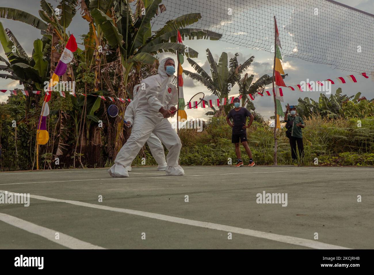 Bewohner spielen Badminton in Hazmat-Anzügen, um an den Unabhängigkeitstag 76. in Indonesien zu erinnern, der am 17. August in Pekanbaru, Provinz Riau, Indonesien, am 16. August fällt. 2021. Dies ist auch die Hoffnung, dass die indonesische Regierung ihre Bevölkerung vom Ausbruch der COVID-19 befreien kann. Indonesien hat mehr als 100.000 Todesfälle durch Covid-19 verzeichnet, da das Land weiterhin mit einer riesigen Infektionswelle, die durch die Delta-Variante ausgelöst wird, zu kämpfen hat. (Foto von Afrianto Silalahi/NurPhoto) Stockfoto