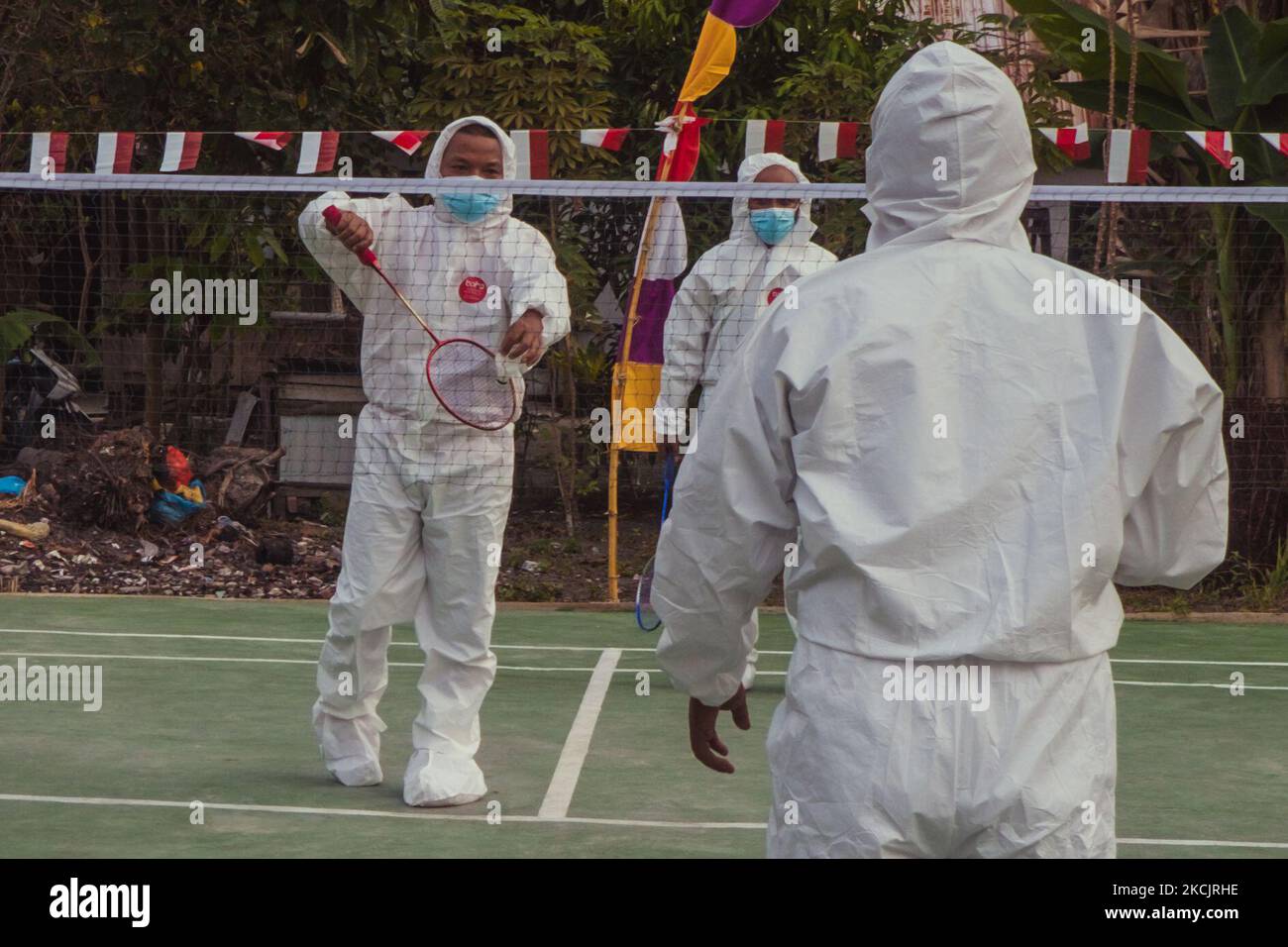 Bewohner spielen Badminton in Hazmat-Anzügen, um an den Unabhängigkeitstag 76. in Indonesien zu erinnern, der am 17. August in Pekanbaru, Provinz Riau, Indonesien, am 16. August fällt. 2021. Dies ist auch die Hoffnung, dass die indonesische Regierung ihre Bevölkerung vom Ausbruch der COVID-19 befreien kann. Indonesien hat mehr als 100.000 Todesfälle durch Covid-19 verzeichnet, da das Land weiterhin mit einer riesigen Infektionswelle, die durch die Delta-Variante ausgelöst wird, zu kämpfen hat. (Foto von Afrianto Silalahi/NurPhoto) Stockfoto