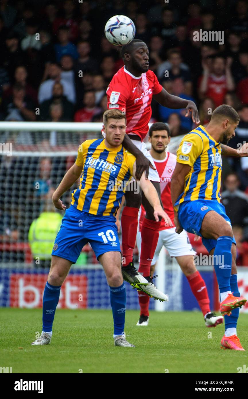 Greg Leigh vom Morecambe FC geht beim Sky Bet League 1-Spiel zwischen Morecambe und Shrewsbury Town am Samstag, dem 14.. August 2021, in der Globe Arena in Morecambe den Ball weg. (Foto von Ian Charles/MI News/NurPhoto) Stockfoto