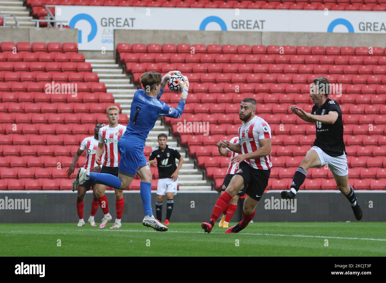 Sunderland Trialast sammelt den Ball während des PL 2 Division 2-Spiels zwischen Sunderland und Fulham im Stadium of Light, Sunderland, am Montag, den 16.. August 2021. (Foto von will Matthews/MI News/NurPhoto) Stockfoto