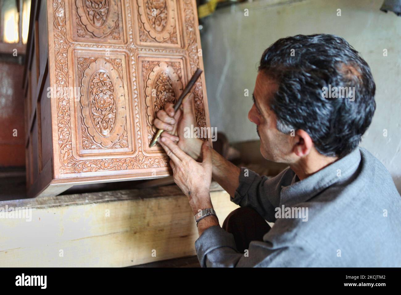 Kaschmiri-Handwerker poliert am 26. Juni 2010 in einer kleinen schwimmenden Werkstatt am Dal Lake in Srinagar, Kaschmir, Indien, eine handgeschnitzte Nussbaumschublade. (Foto von Creative Touch Imaging Ltd./NurPhoto) Stockfoto