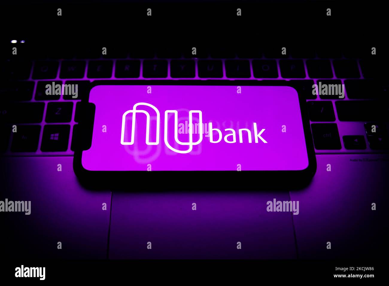 Das Nubank-Logo, das auf einem Telefonbildschirm angezeigt wird, ist auf diesem Bild zu sehen, das am 17. August 2021 in Krakau, Polen, aufgenommen wurde. (Foto von Jakub Porzycki/NurPhoto) Stockfoto