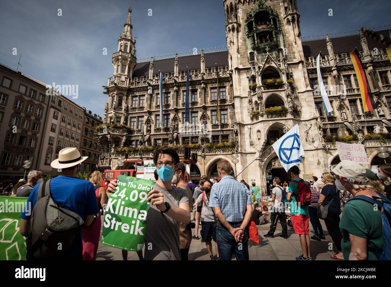 Umweltschützer protestieren am 13. August 2021 in München, Deutschland, um auf den Klimawandel aufmerksam zu machen. Anlässlich der verschiedenen Veranstaltungen, die für den 24. September 2021 organisiert werden und die auf allen Kontinenten der Welt stattfinden werden. (Foto von Andrea Ronchini/NurPhoto) Stockfoto