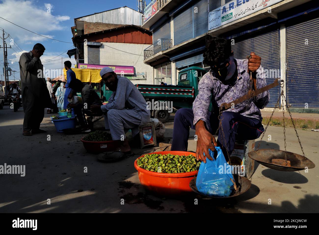 Ein Verkäufer, der am 18. August 2021 auf einem Markt in Sopore, Distict baramulla, Jammu und kashmir, Indien, Wasserkastanien verkauft. Es besteht eine hohe Nachfrage auf dem Markt. Die Straßenverkäufer verwenden Handkarren oder spezielle Wannen, um Kastanien zu verkaufen. â € œThe nahrhafte Früchte arbeitet als Vorspeise und hilft bei der Schlagerei der Sommerhitze als Snack, â € sagte Sajad Ahmad, ein Arzt. (Foto von Nasir Kachroo/NurPhoto) Stockfoto