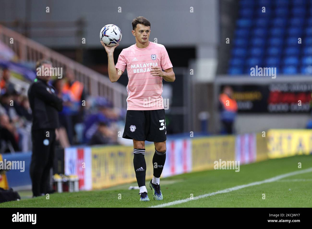 Perry NG von Cardiff City bereitet sich auf einen Einwurf während des Sky Bet Championship-Spiels zwischen Peterborough United und Cardiff City im Weston Homes Stadium, Peterborough, am Dienstag, den 17.. August 2021 vor. (Foto von James Holyoak/MI News/NurPhoto) Stockfoto