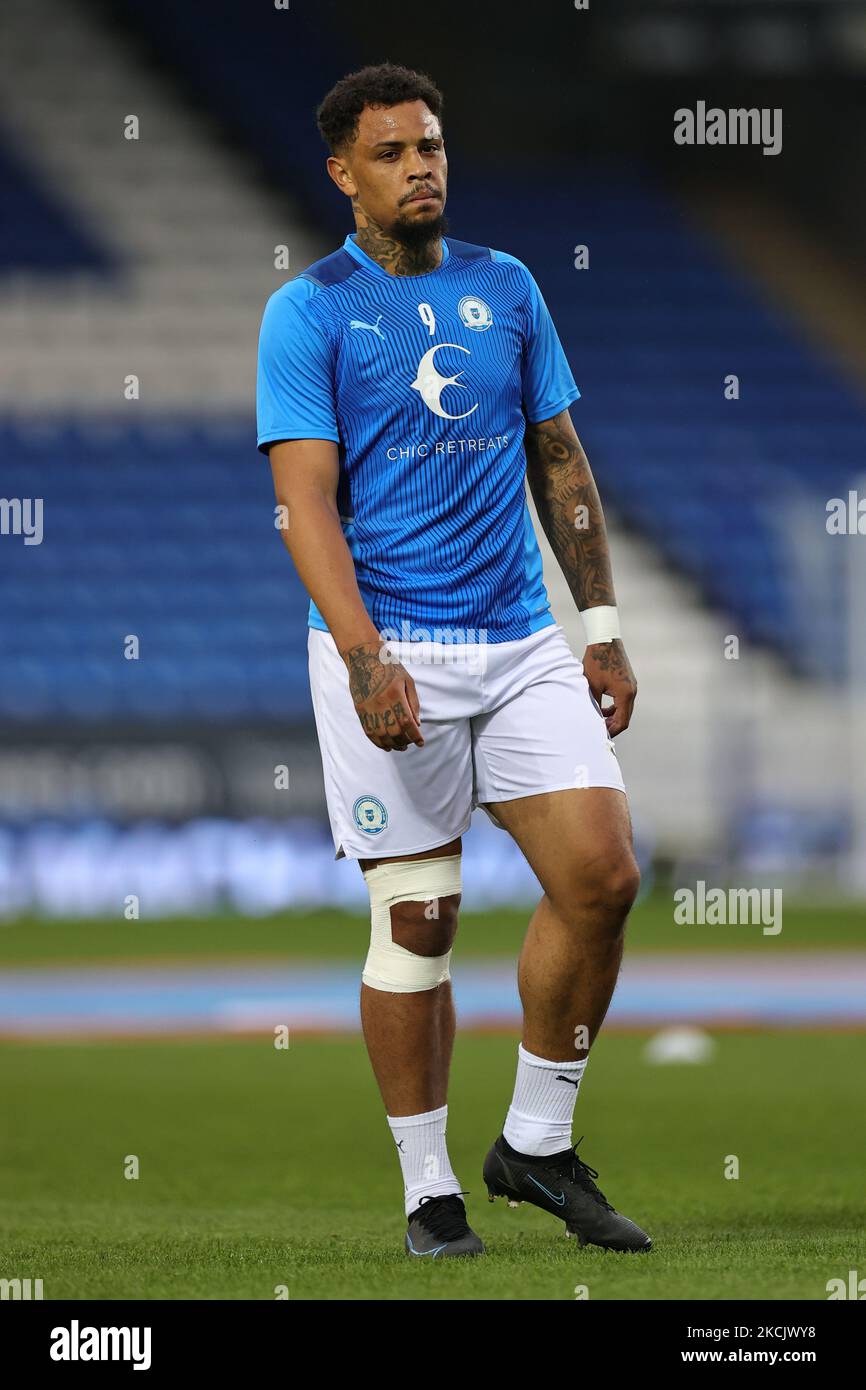 Jonson Clarke-Harris von Peterborough United erwärmt sich vor dem Sky Bet Championship-Spiel zwischen Peterborough United und Cardiff City im Weston Homes Stadium, Peterborough am Dienstag, den 17.. August 2021. (Foto von James Holyoak/MI News/NurPhoto) Stockfoto