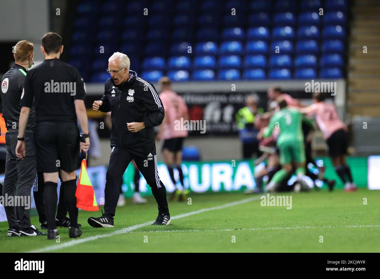 Mick McCarthy, Manager von Cardiff City, feiert am Dienstag, dem 17.. August 2021, ein spätes Ausgleichstreffer beim Sky Bet Championship-Spiel zwischen Peterborough United und Cardiff City im Weston Homes Stadium, Peterborough. (Foto von James Holyoak/MI News/NurPhoto) Stockfoto