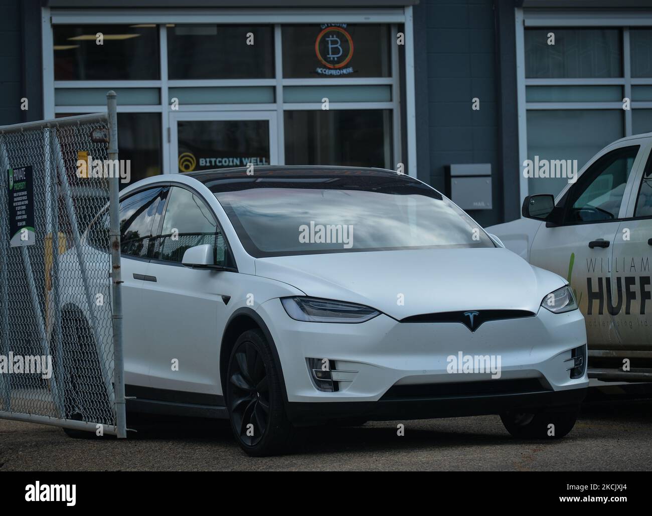 Tesla-Auto vor dem Bitcoin Solutions Cryptocurrency Center in Edmonton gesehen. Am Dienstag, den 17. August 2021, in Edmonton, Alberta, Kanada. (Foto von Artur Widak/NurPhoto) Stockfoto