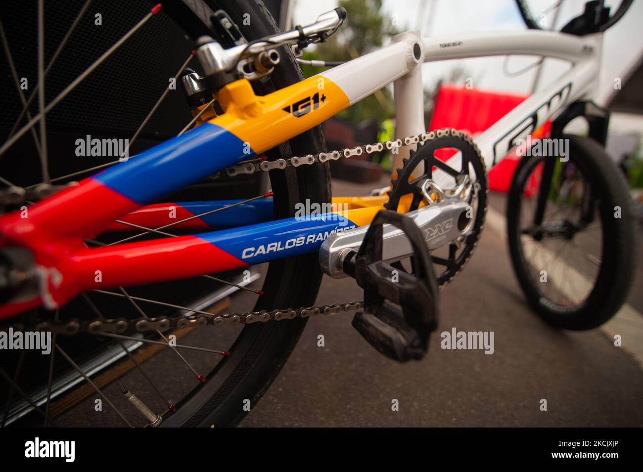 Das olympische Fahrrad von Carlos Ramirez wurde bei den Olympischen Spielen 2020+1 in Tokio während der Namenseröffnung der BMX-Strecke Carlos Ramirez verwendet, die nach dem Bronze-Olympiasieger Carlos Ramirez während der Olympischen Spiele 2020+1 in Tokio am 18. August 2021 in Bogota, Kolumbien, benannt wurde. (Foto von Sebastian Barros/NurPhoto) Stockfoto