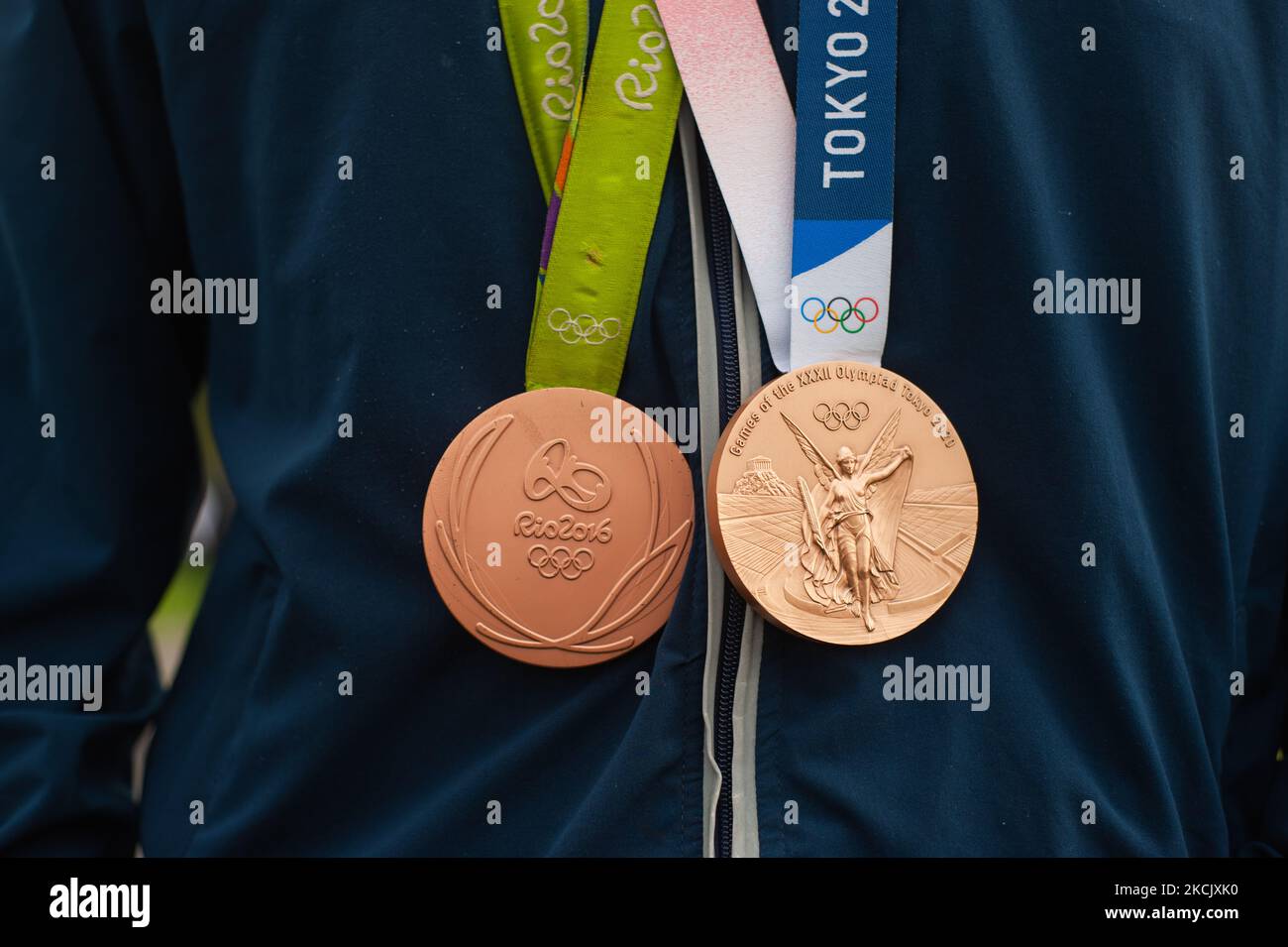 Carlos Ramirez posiert mit seinen beiden Bronzemedaillen von den Olympischen Spielen 2016 in Rio und den Olympischen Spielen 2020+1 in Tokio für ein Foto während der Einweihung der BMX-Strecke von Carlos Ramirez, die nach dem Bronze-Olympiasieger von Carlos Ramirez während der Olympischen Spiele 2020+1 in Tokio, Bogota, Kolumbien, am 18. August 2021 benannt wurde. (Foto von Sebastian Barros/NurPhoto) Stockfoto