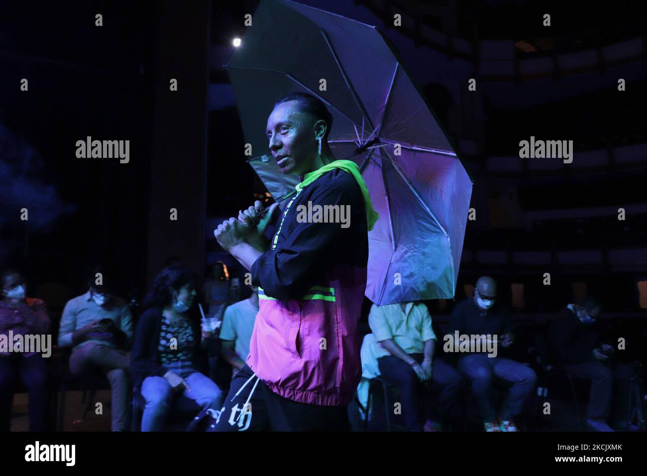 Ein Schauspieler hält einen Regenschirm im Teatro de la Ciudad Esperanza Iris in Mexiko-Stadt während der Aufführung von Fierce/Fiera, einem Theaterstück, das von persönlichen Aussagen über HIV/AIDS in Mexiko inspiriert wurde. (Foto von Gerardo Vieyra/NurPhoto) Stockfoto