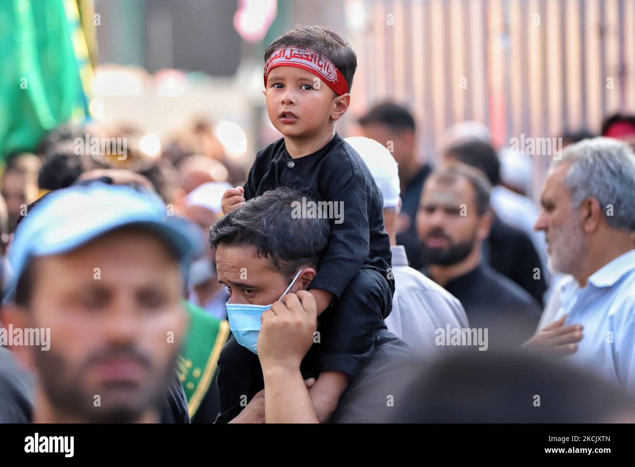 Schiitische Muslime aus Kaschmir nehmen am 19. August 2021 an der Muharram-Prozession in Delina Baramulla Jammu und Kaschmir Indien Teil. (Foto von Nasir Kachroo/NurPhoto) Stockfoto