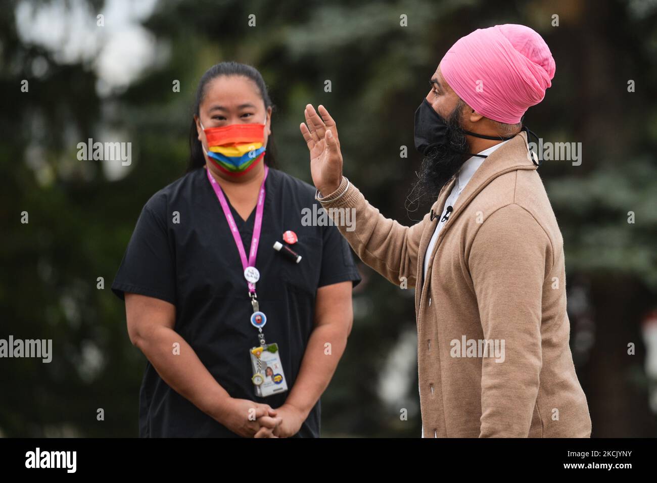 Jagmeet Singh, Vorsitzender der New Democratic Party, ist auf dem Weg, sich mit den Medien zu treffen, bevor er während der heutigen Kampagne in Alberta in Edmonton eine Ankündigung zur Gesundheitsfürsorge macht. Am Donnerstag, den 19. August 2021, in Edmonton, Alberta, Kanada. (Foto von Artur Widak/NurPhoto) Stockfoto