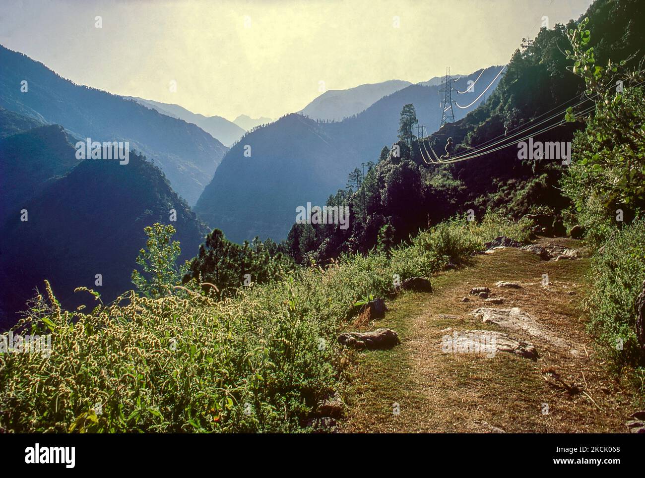 Schöner Weg im Sangla Tal und seine Elektrizität Stockfoto
